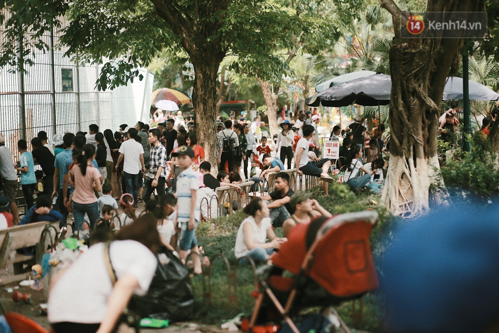 Nghỉ lễ 30/4, người dân Hà Nội đổ xô đến Công viên Thủ Lệ vui chơi, nằm trên bãi cỏ trốn nóng